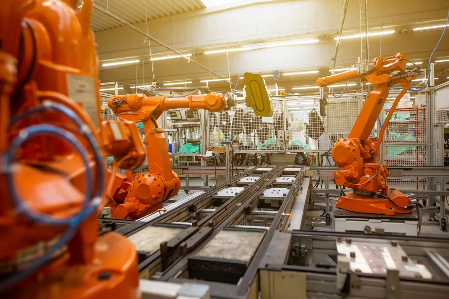 Industrieroboter in einer Fertigungslinie