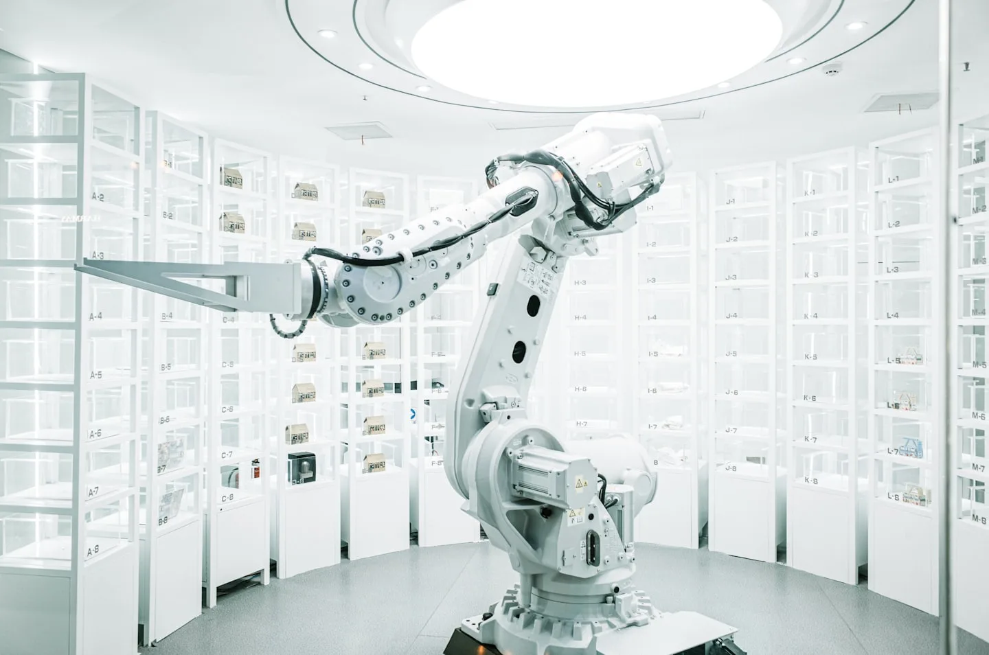 Roboterarm in einer hellen Fertigungsumgebung