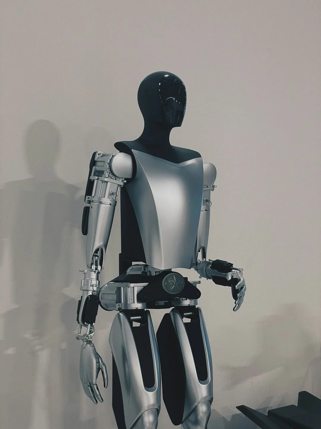 Humanoider Roboter in aufrechter Standposition